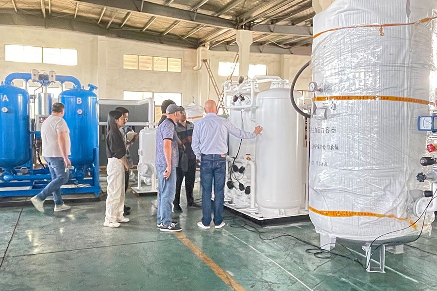 مشتریان روسی برای ارزیابی کیفیت عالی ژنراتور نیتروژن از کارخانه ما بازدید می کنند