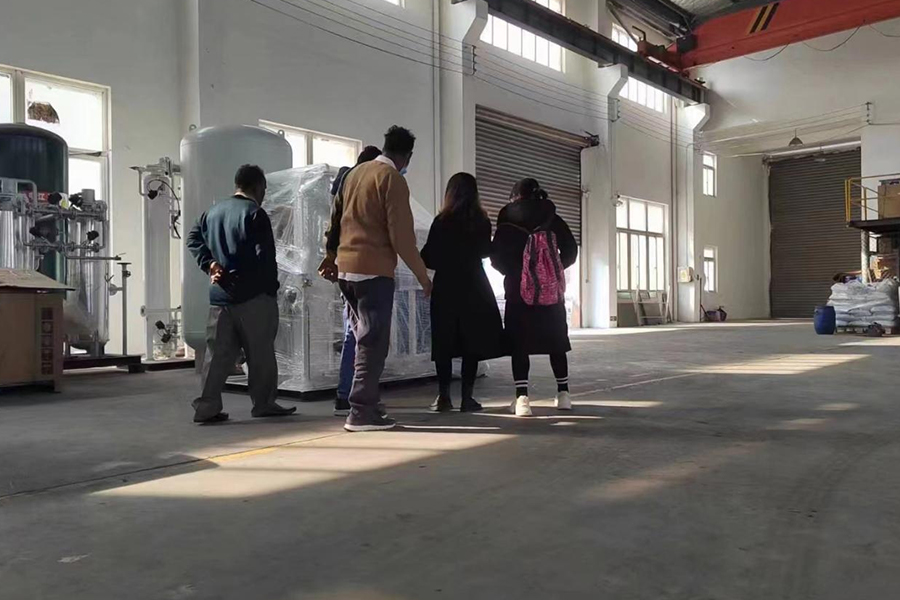 مشتری هندی از کارخانه 