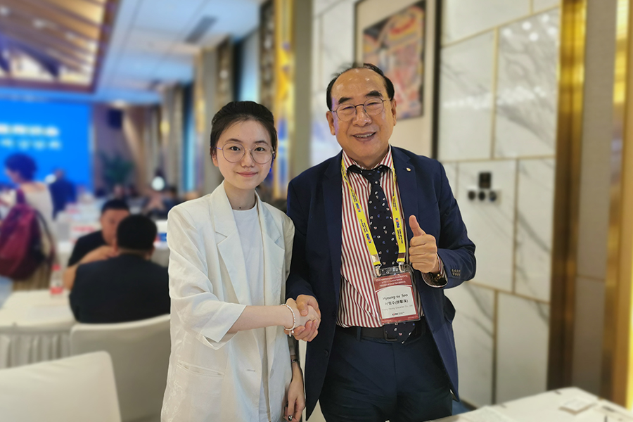 با موفقیت در یک بحث و گفتگوی تجاری در یک سمینار تابستانی 37 مدیرعامل شرکت کرد