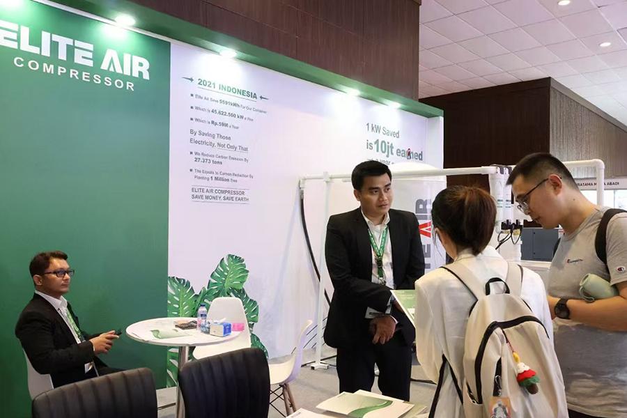 جیانگسو لوومینگ مدیر تجارت تجارت خارجی از نمایشگاه تولیدی اندونزی بازدید کرد